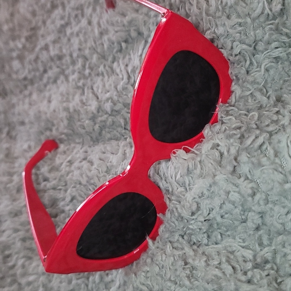 Red / white cat eye sunglasses